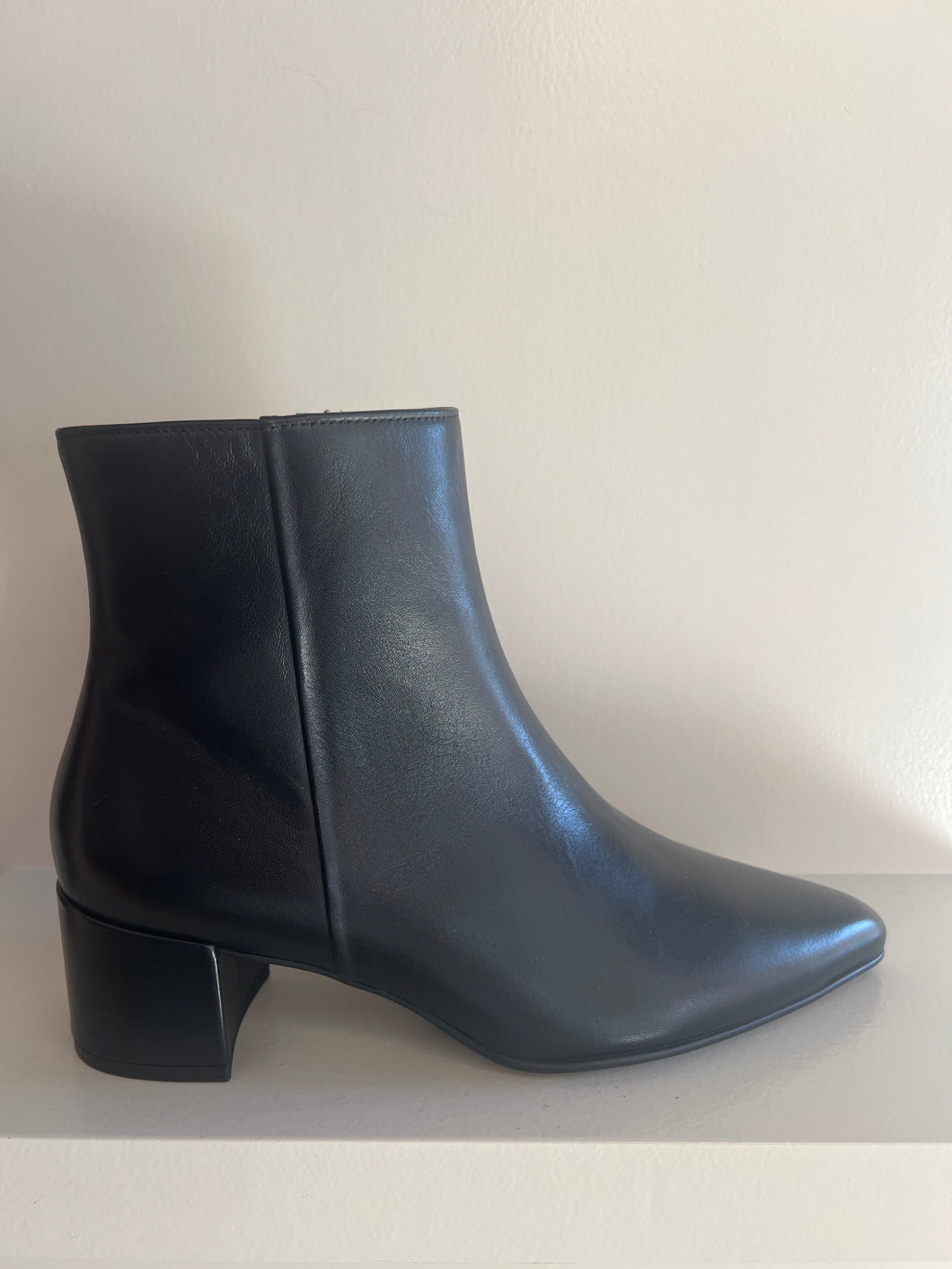 BLACK BOOT