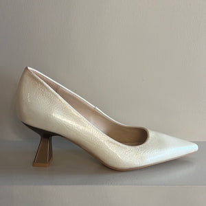 Beige lak pump