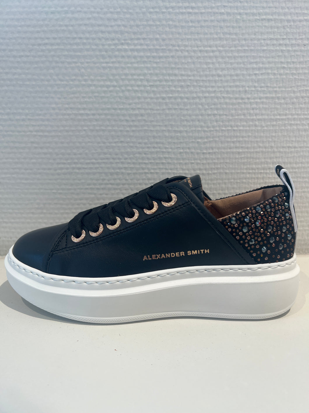 WEMBLEY WOMAN BLACK