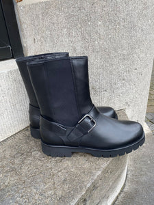 BLACK BOOT