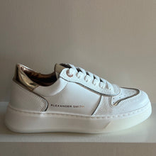 Afbeelding in Gallery-weergave laden, Witte sneaker met goud afwerking
