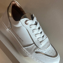 Afbeelding in Gallery-weergave laden, Witte sneaker met goud afwerking
