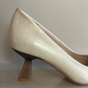 Beige lak pump