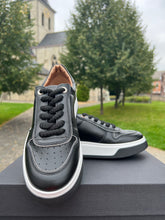 Afbeelding in Gallery-weergave laden, Zwarte sneaker
